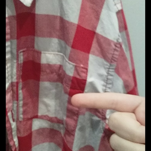 It is a shirt that has buttons and that has red - Picture 5 of 5